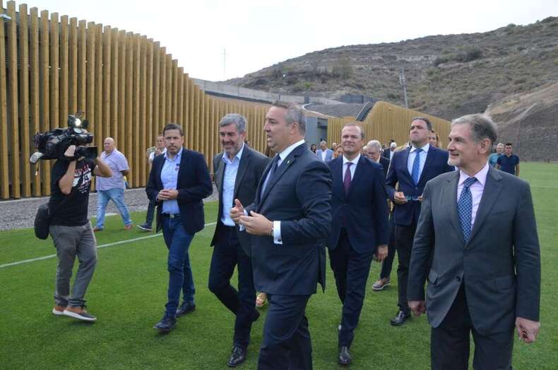 El alcalde Héctor Suárez con el presidente del Gobierno de Canarias y el presidente de la UD Las Palmas (Foto TA)